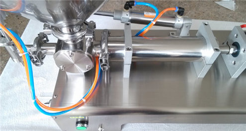 Потпуна пнеуматска машина за пуњење течности и пасте 50-1000МЛ4