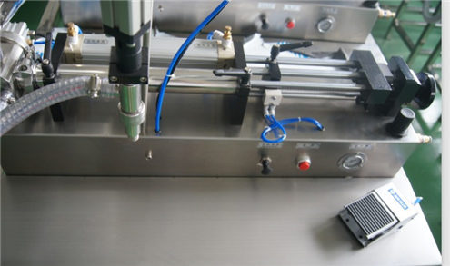 Хоризонтална машина за течно пуњење у потпуности пнеуматска полуаутоматска опрема за пуњење течних шампона1