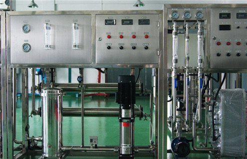 Машине за производњу парфема за израду парфема мешају машине за превијање, које покривају поклопце