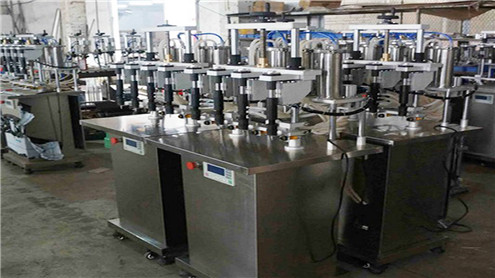 Машине за производњу парфема за израду парфема мешају машине за превијање, које покривају поклопце